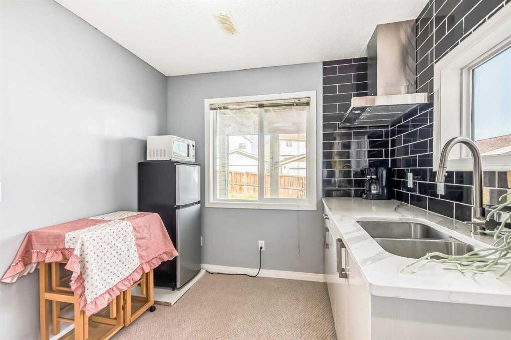 Calgary Mountain Gorgeous Single House Close Airport & Free Parking Appartement Buitenkant foto